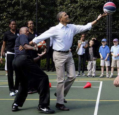  奧巴馬穿襯衫打藍(lán)球