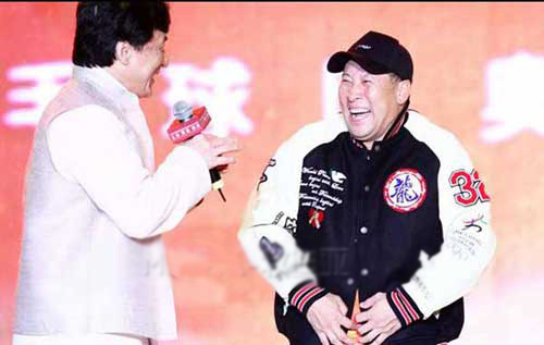 成龍贈(zèng)送定制服裝給運(yùn)動(dòng)員