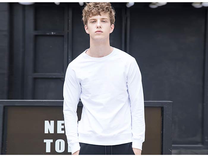 插肩袖純色圓領(lǐng)衛(wèi)衣定做模特實(shí)穿之白色效果展示圖